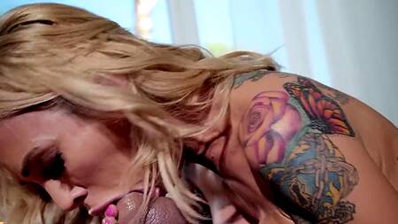 Разрывает лосины татуированной милфы и страстно её трахает