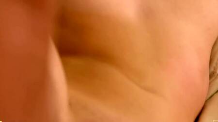 Худенькая блондинка отвлекает сексом мужика от телика