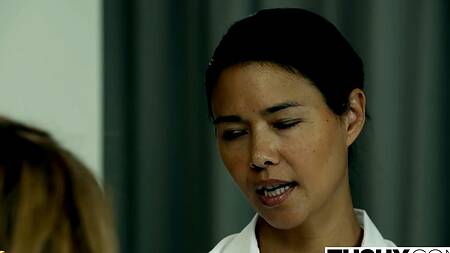 Помощница разрабатывает попку очередной любовницы начальника