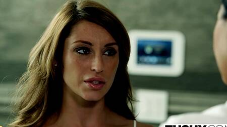 Помощница разрабатывает попку очередной любовницы начальника