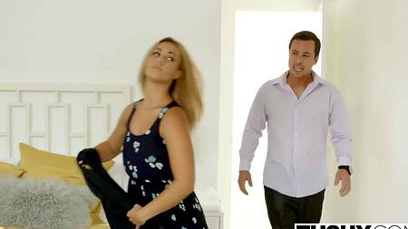 Блондинка трахается в попку, чтобы вернуть страсть в отношения