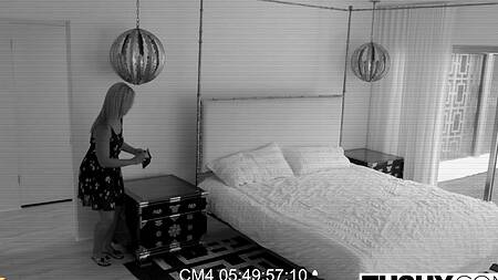 Блондинка трахается в попку, чтобы вернуть страсть в отношения