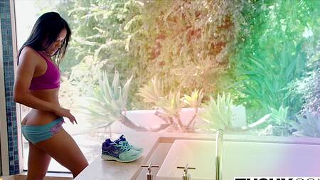 Анальный секс с азиаткой после минета в кустах