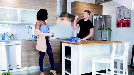 Оценил лифчики чернокожей подруги и трахнул её на столе