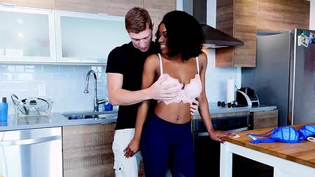 Оценил лифчики чернокожей подруги и трахнул её на столе