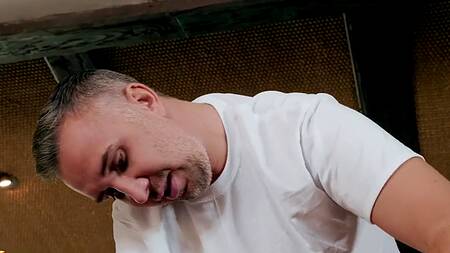 Массажист распускает руки и возбуждает белокурую клиентку