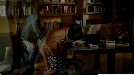 Учитель отшлепал студентку и трахнул её в попку