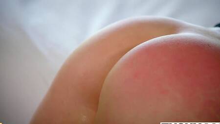 Милая секретарша хочет чтобы босс её отшлепал и поимел в попку