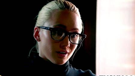 Милая секретарша хочет чтобы босс её отшлепал и поимел в попку