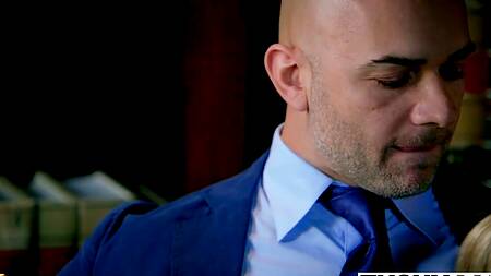 Милая секретарша хочет чтобы босс её отшлепал и поимел в попку