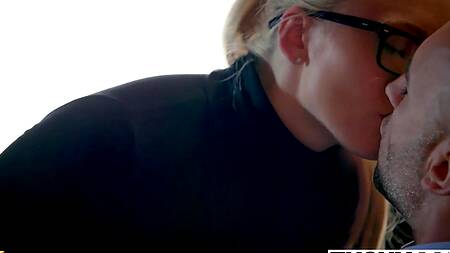 Милая секретарша хочет чтобы босс её отшлепал и поимел в попку