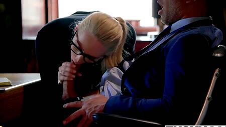 Милая секретарша хочет чтобы босс её отшлепал и поимел в попку