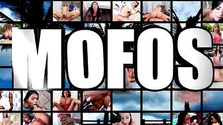 Познакомилась с парнем в кафе и пошла к нему ебаться