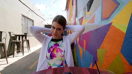 Познакомилась с парнем в кафе и пошла к нему ебаться