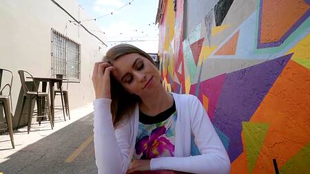 Познакомилась с парнем в кафе и пошла к нему ебаться