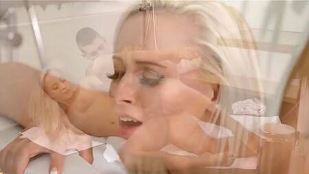 Любуется блондинкой и трахает её в ванной комнате