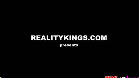 Падчерица не против что мачеха трахается с её парнем