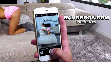 Латинка в очках отвлекает парня от телефона анальным сексом