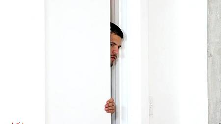 Телка предлагает отлизать киску, чтобы друг не нюхал трусики