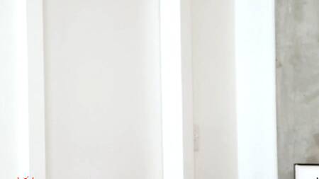 Телка предлагает отлизать киску, чтобы друг не нюхал трусики