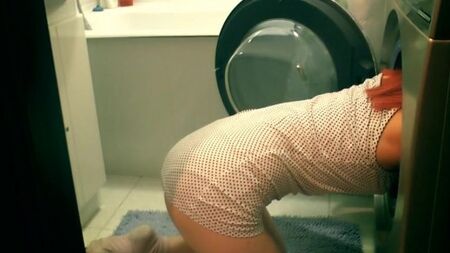 Русский пацан воспользовался пиздой сестры застрявшей в стиралке