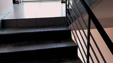 Секс в подъезде с привлекательной русской незнакомкой