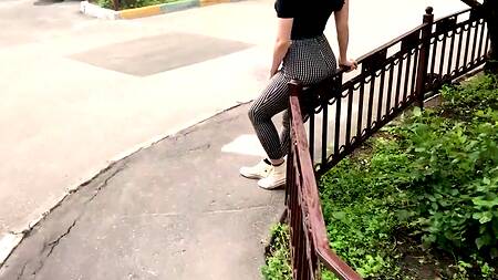 Русский пацан наслаждается узкой вагиной девицы на крыше дома