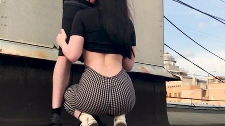 Русский пацан наслаждается узкой вагиной девицы на крыше дома