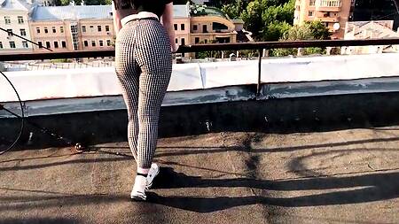 Русский пацан наслаждается узкой вагиной девицы на крыше дома