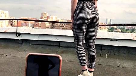 Русский пацан наслаждается узкой вагиной девицы на крыше дома