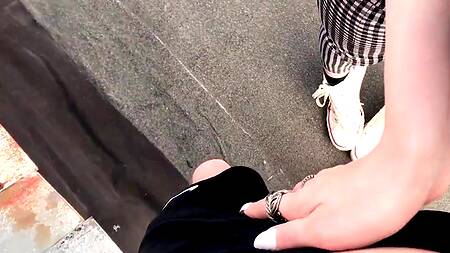 Русский пацан наслаждается узкой вагиной девицы на крыше дома