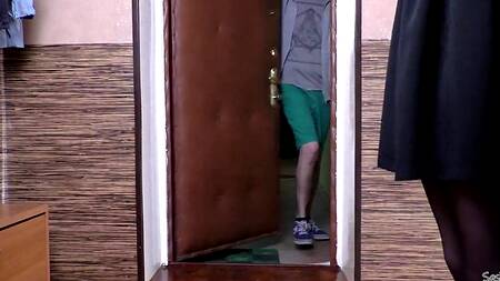 Оприходовал с порога русскую девку в сексуальных колготках