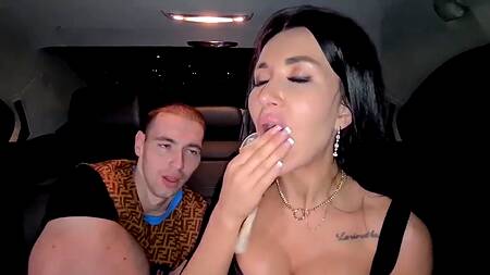 Русское порно в автомобиле с синтоловым качком Руки Базуки