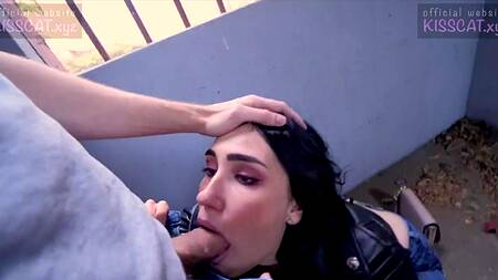 Запикапил и отодрал на улице симпатичную брюнетку