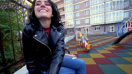 Запикапил и отодрал на улице симпатичную брюнетку