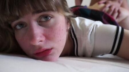 Неугомонный любовник растягивает влагалище молодой девке