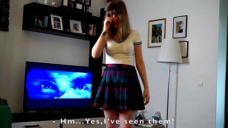 Неугомонный любовник растягивает влагалище молодой девке