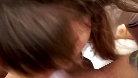 Неугомонный любовник растягивает влагалище молодой девке