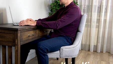 Хуястый мужик оприходовал сзади роскошную сучку в черных чулках