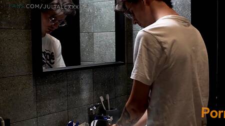 Горячая русская девка красиво отдалась парню в ванной комнате