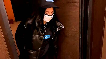 Наклонил раком и нежно чпокнул русскую темноволосую телочку