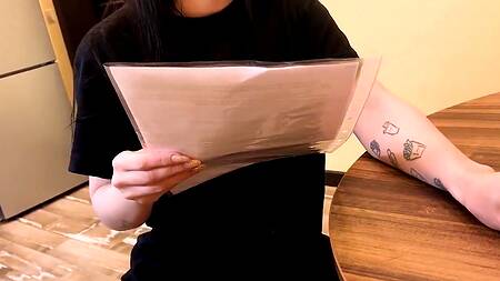 Наклонил раком и нежно чпокнул русскую темноволосую телочку