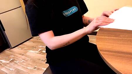 Наклонил раком и нежно чпокнул русскую темноволосую телочку