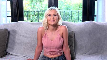 Улыбчивая блондинка хорошо себя показывает на кастинге