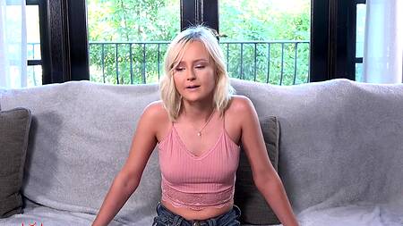 Улыбчивая блондинка хорошо себя показывает на кастинге