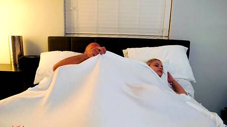 Вместо дрочки перед сном трахает развратную падчерицу