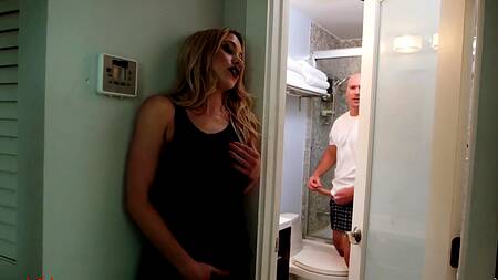 Вместо дрочки перед сном трахает развратную падчерицу