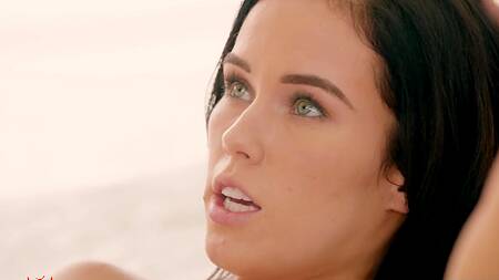 Красотка показывает свою любовь, отдаваясь в попку