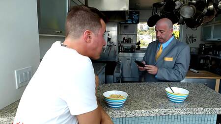 Застает молодую мачеху за дрочкой и предлагает свой член