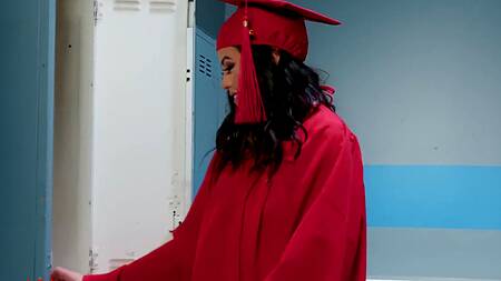 Студентка празднует получение диплома сексом с преподом